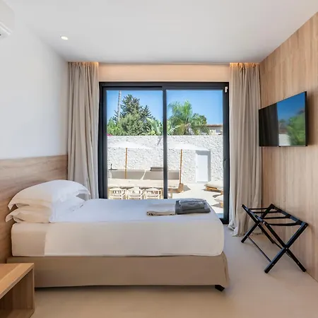 Peman Luxurious Beachside Villa *
